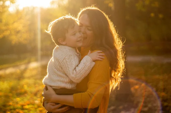 Mãe e filho caminhando no Parque e desfrutando da bela natureza do outono — Fotografia de Stock