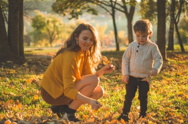 Matka a syn procházky v parku a užívat si krásné podzimní přírody — Stock fotografie