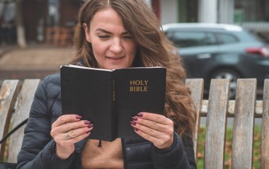 Açık havada İncil okuyan kadınlar. İnanç, maneviyat ve din kavramı
