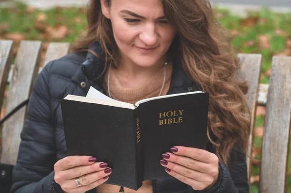 Mujeres al aire libre leyendo la Biblia. Concepto de fe, espiritualidad y religión — Foto de Stock