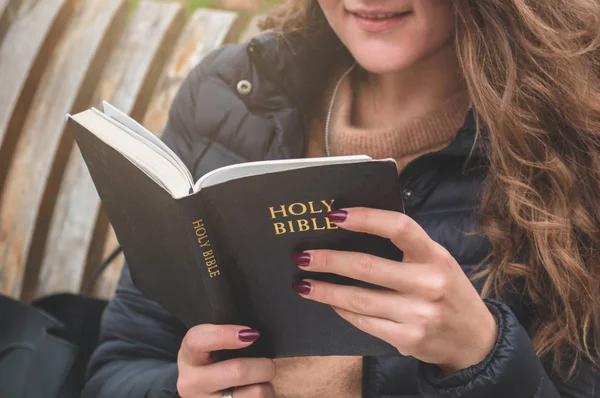 Mujeres al aire libre leyendo la Biblia. Concepto de fe, espiritualidad y religión — Foto de Stock