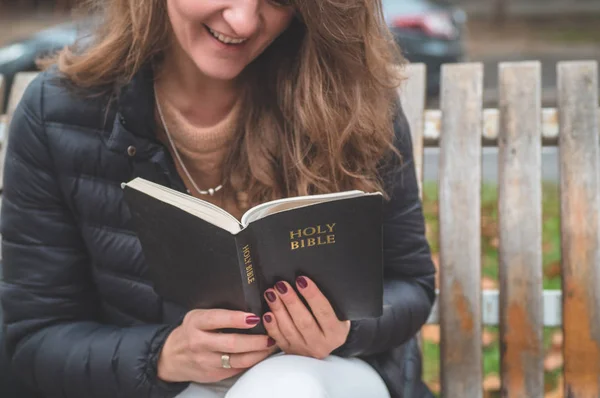 Mujeres al aire libre leyendo la Biblia. Concepto de fe, espiritualidad y religión — Foto de Stock