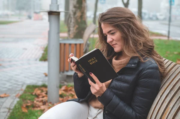 Mujeres al aire libre leyendo la Biblia. Concepto de fe, espiritualidad y religión — Foto de Stock