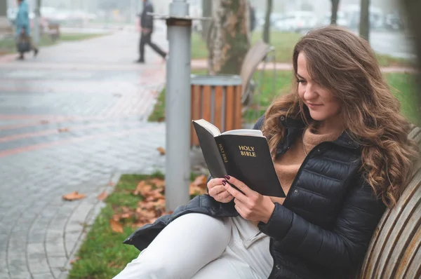 Mujeres al aire libre leyendo la Biblia. Concepto de fe, espiritualidad y religión — Foto de Stock