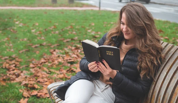 Mujeres al aire libre leyendo la Biblia. Concepto de fe, espiritualidad y religión — Foto de Stock