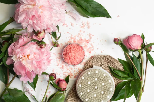 Produits cosmétiques bio naturels avec des pivoines roses fleurs sur fond blanc. Spa relax Traitements et massage anti-cellulite — Photo