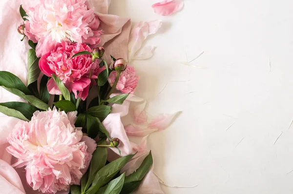 Peonies Flat lay. Bela flor de peônia para qualquer feriado . — Fotografia de Stock