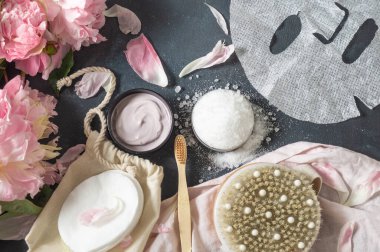 Siyah arka planda pembe şakayık çiçekli doğal organik kozmetik ürünler.. 