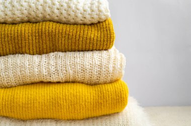 Yığınla örgü, sarı beyaz elbise. Sonbahar kış konsepti. Boşluğu Kopyala