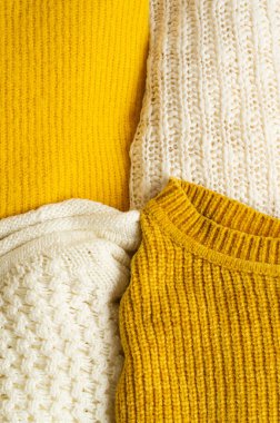 Yığınla örgü, sarı beyaz elbise. Sonbahar kış konsepti. Boşluğu Kopyala