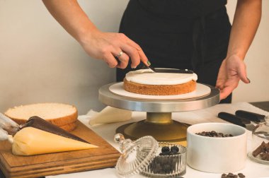 Şekerci kız pasta hazırlıyor. Pasta konsepti, kek pişirme.
