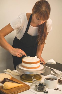 Şekerci kız pasta hazırlıyor. Pasta konsepti, kek pişirme.