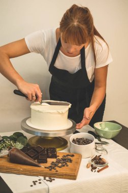 Şekerci kız pasta hazırlıyor. Pasta konsepti, kek pişirme.