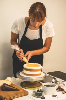 Şekerci kız pasta hazırlıyor. Pasta konsepti, kek pişirme.