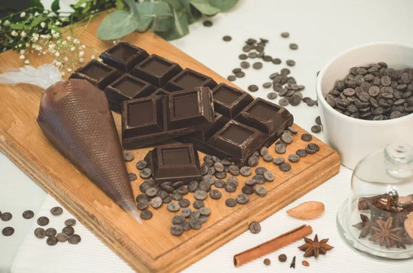 Chocolate e pepitas de chocolate. Ingredientes para cozinhar produtos de farinha ou sobremesa — Fotografia de Stock