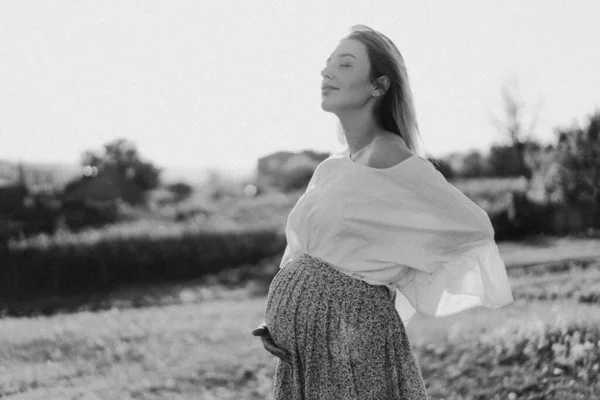 Чорно-білий портрет щаслива приваблива вагітна жінка на відкритому повітрі . — стокове фото