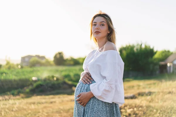 Feliz mulher grávida atraente ao ar livre. Conceitos de gravidez e família — Fotografia de Stock