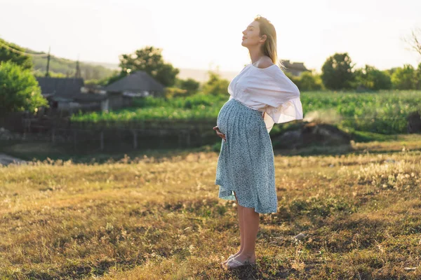 Happy Attractive pregnant woman in outdoors. Concepts of pregnancy and family — Stock Photo, Image