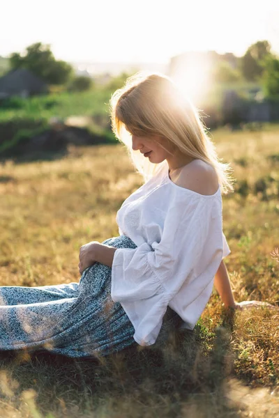 Happy Attractive pregnant woman in outdoors. Concepts of pregnancy and family — Stock Photo, Image