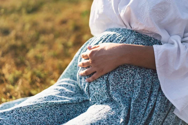 Happy Attractive pregnant woman in outdoors. Concepts of pregnancy and family — Stock Photo, Image