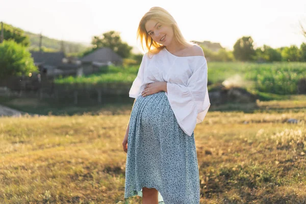 Boldog vonzó terhes nő a szabadban. A terhesség és a család fogalma — Stock Fotó