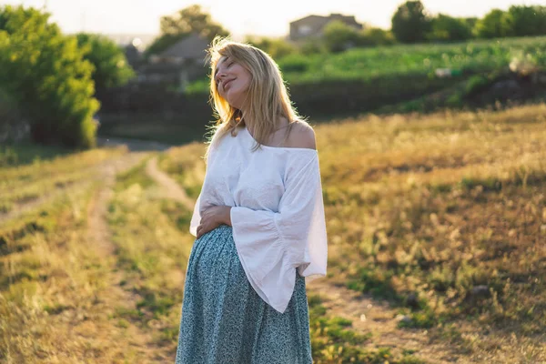 Happy Attractive pregnant woman in outdoors. Concepts of pregnancy and family — Stock Photo, Image