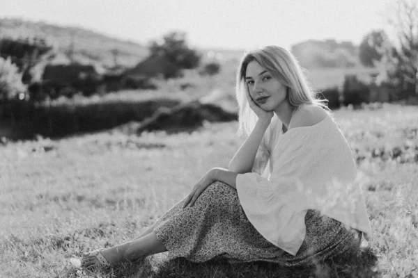 Blanco y negro Retrato mujer atractiva feliz en el aire libre — Foto de Stock