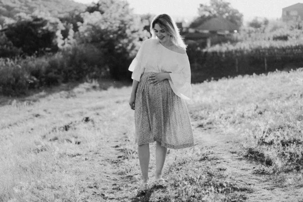 Retrato en blanco y negro feliz atractiva mujer embarazada en el aire libre . — Foto de Stock