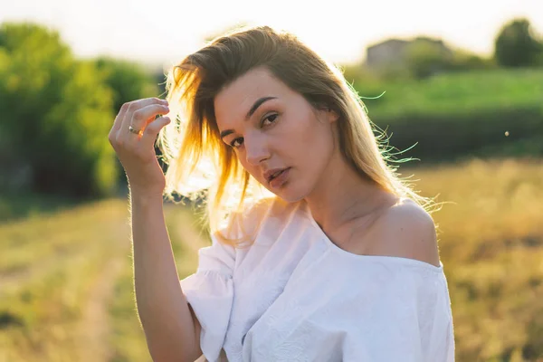 Retrato feliz mujer atractiva en el aire libre — Foto de Stock