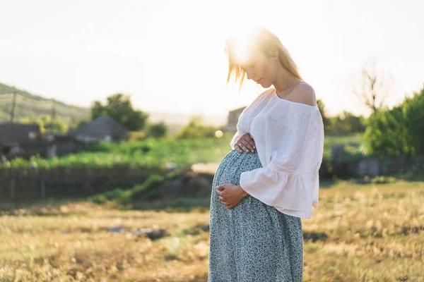 Happy Attractive pregnant woman in outdoors. Concepts of pregnancy and family — Stock Photo, Image