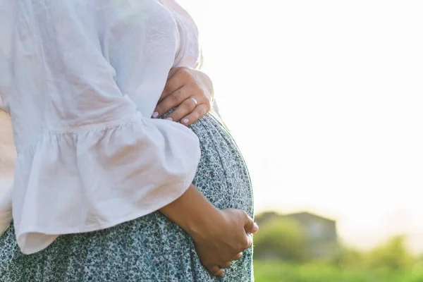 Happy Attractive pregnant woman in outdoors. Concepts of pregnancy and family — Stock Photo, Image