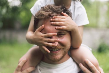 Baba ve oğlu dışarıda oynayıp sarılıyorlar. Babalar Günü kavramı. 