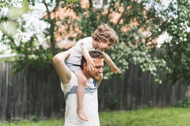 Baba ve oğlu dışarıda oynayıp sarılıyorlar. Babalar Günü kavramı. 