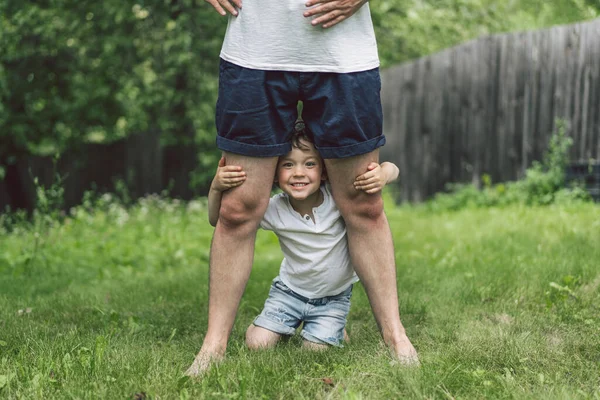 Padre y su hijo jugando y abrazándose al aire libre. Concepto del Día del Padre . — Foto de Stock