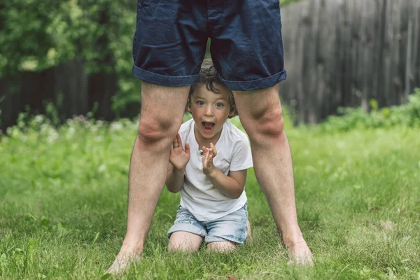 Father and his son playing and hugging in outdoors. Concept of Father's day. — Stock Photo, Image