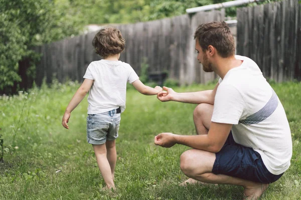 Pai e seu filho brincando e abraçando ao ar livre. Conceito do dia do Pai . — Fotografia de Stock