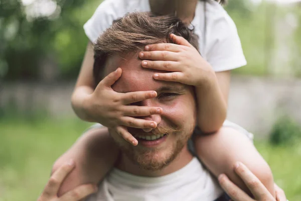 Vater und Sohn spielen und umarmen sich im Freien. Vatertagskonzept. — Stockfoto