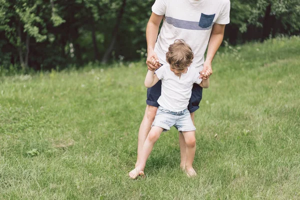 Baba ve oğlu dışarıda oynayıp sarılıyorlar. Babalar Günü kavramı. — Stok fotoğraf