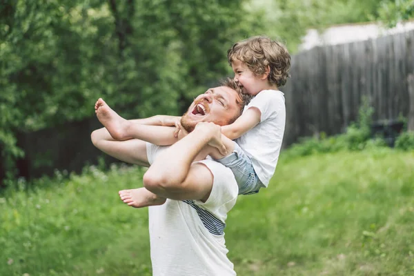 Батько і його син грають і обіймаються на відкритому повітрі. Концепція Дня батька . — стокове фото