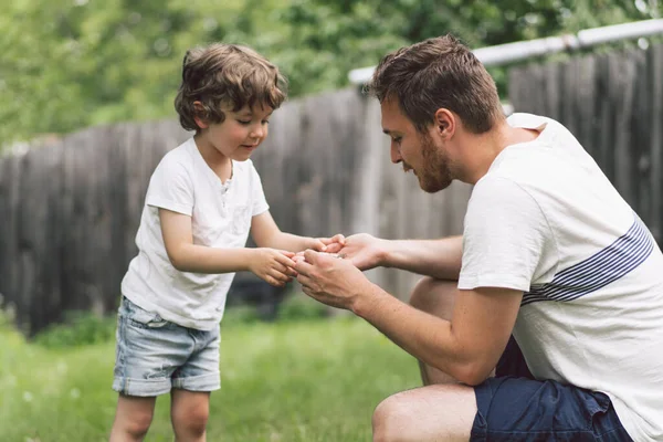 Pai e seu filho brincando e abraçando ao ar livre. Conceito do dia do Pai . — Fotografia de Stock