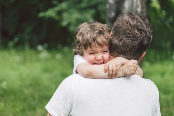 Baba ve oğlu dışarıda oynayıp sarılıyorlar. Babalar Günü kavramı. — Stok fotoğraf