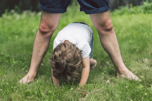 Padre y su hijo jugando y abrazándose al aire libre. Concepto del Día del Padre . — Foto de Stock