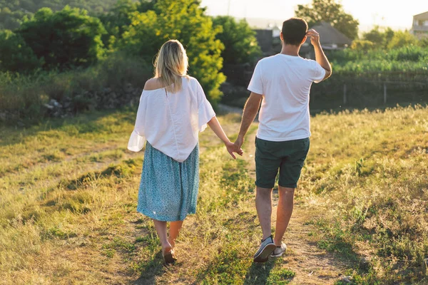 Feliz y joven pareja embarazada en el aire libre — Foto de Stock