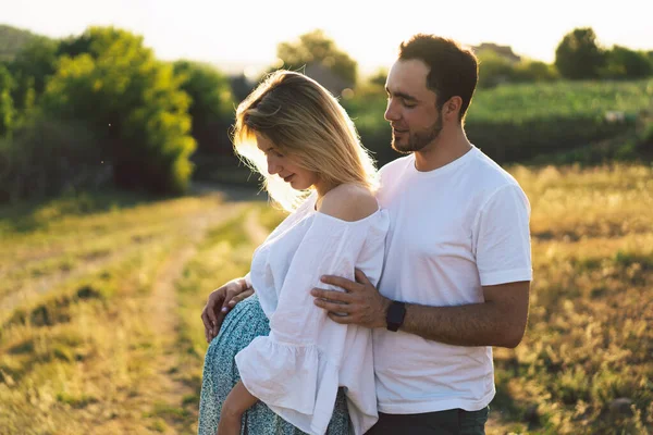 Joyeux et jeune couple enceinte en plein air — Photo