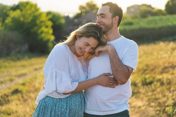 Feliz e jovem casal grávida ao ar livre — Fotografia de Stock