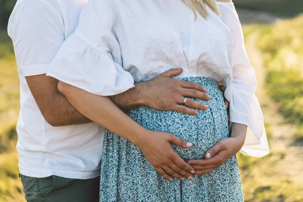 Šťastný a mladý těhotný pár venku — Stock fotografie
