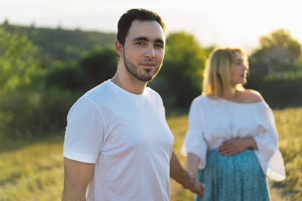 Ευτυχισμένο και νεαρό έγκυο ζευγάρι σε εξωτερικούς χώρους — Φωτογραφία Αρχείου