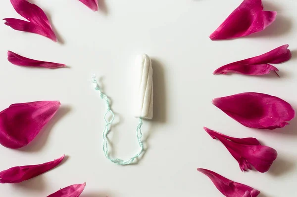 Tamponok. Menstruációs időszak koncepció. Higiénikus fehér tampon nőknek. Menstruáció — Stock Fotó