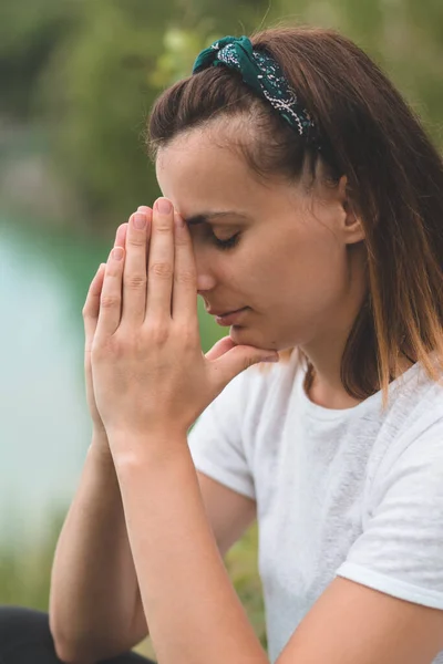 Wanita menutup matanya, berdoa di luar ruangan. Tangan dilipat dalam konsep doa untuk iman, spiritualitas dan agama — Stok Foto