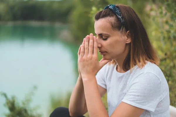 Wanita menutup matanya, berdoa di luar ruangan. Tangan dilipat dalam konsep doa untuk iman, spiritualitas dan agama — Stok Foto